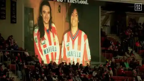 Imagen 1 de Precioso homenaje del Atlético de Madrid a Robe Iniesta con la canción 'Si te vas...' de Extremoduro