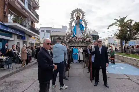 Imagen 1 de Caza, misa, toros y escobazos: la carrera sin fin del PP y Vox por ser el partido más tradicional