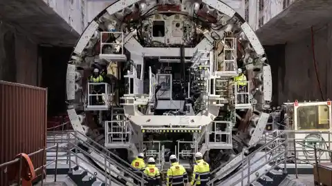 Imagen 1 de Dentro de la tuneladora Mayrit: un gran 'lego' de 98 metros con cabina de mando, cámara de rescate y hasta comedor para excavar la L11