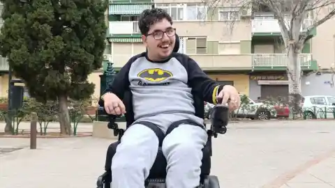 Imagen 1 de Cristóbal, el joven valenciano con parálisis cerebral que sueña con un coche adaptado: "Sería su libertad para moverse"