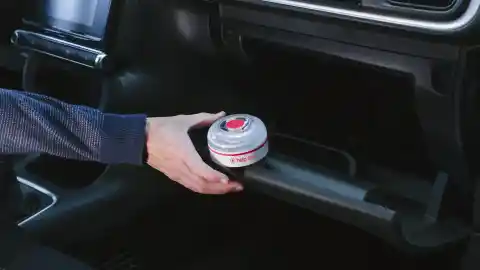 Imagen 1 de Qué pasa si enciendes la baliza V16 por error: ¿Avisa a la DGT?