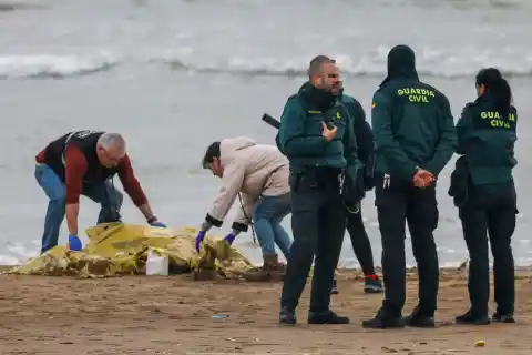 Imagen 1 de Localizan en una playa de Melilla un cadáver arrastrado por el temporal