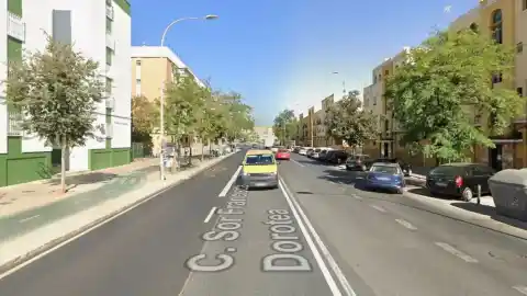 Imagen 1 de Un hombre atropella a una mujer y se da a la fuga cuando conducía sin permiso en vigor por Sevilla