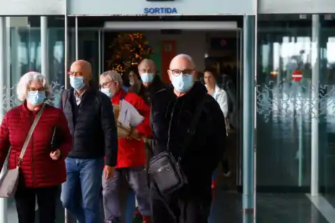 Imagen 1 de El Govern recomienda usar mascarilla en el transporte público ante el auge de la gripe