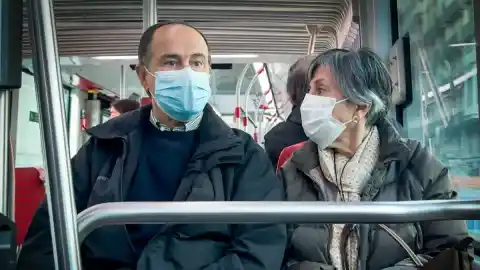 Imagen 1 de El Govern recomienda llevar mascarilla en el transporte público ante el auge de la gripe