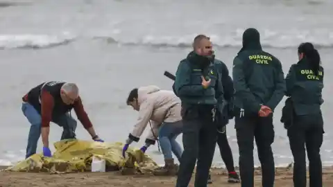 Imagen 1 de El temporal arrastra el cuerpo sin vida de un hombre a la playa de San Lorenzo de Melilla