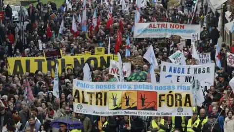 Imagen 1 de Miles de personas se manifiestan en Santiago contra la macrocelulosa de Altri