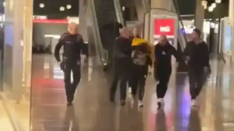 Imagen 1 de La AN juzga por yihadismo al hombre que atacó en 2024 un McDonald's en Badalona con un hacha