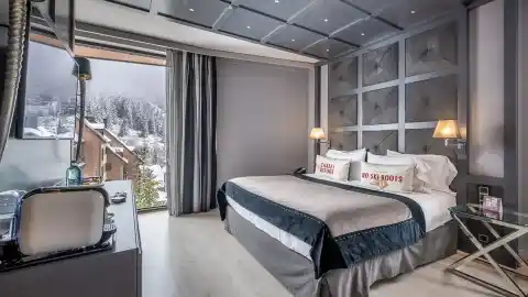 Imagen 1 de El hotel a pie de pista más bonito de España: habitaciones con vistas al amanecer sobre la nieve
