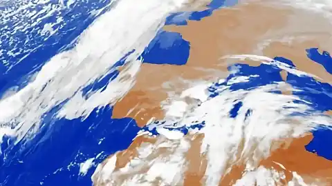 Imagen 1 de Ya es oficial:  suspenden las clases del lunes en las horas más duras de la borrasca Emilia en la provincia de Valencia