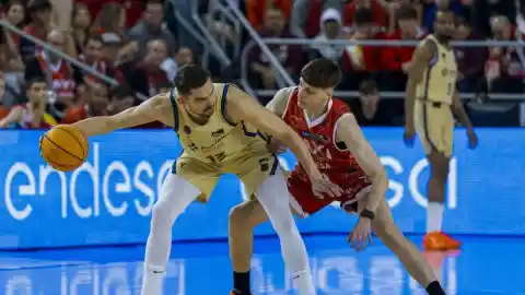 Imagen 1 de El Barça seca al Baxi Manresa y sigue subiendo como la espuma