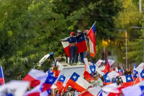 Imagen 1 de “¡El que no salta es zurdo!”: partidarios de Kast celebran el triunfo del candidato de las derechas