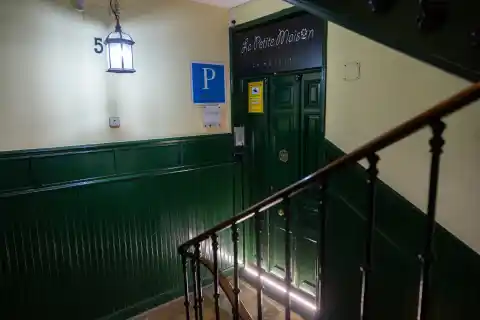 Imagen 1 de El Ayuntamiento cierra siete meses después el hostal ilegal cuyo derrumbe casi sepulta a un vecino