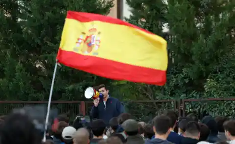 Imagen 1 de Alvise pagó 13.140 euros a Vito Quiles en pleno tour de las universidades