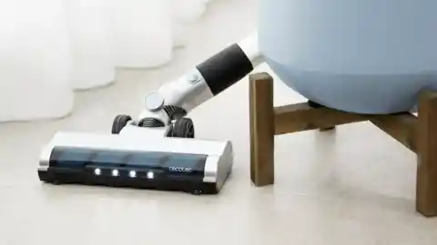 Imagen 1 de Cecotec tiene una aspiradora escoba sin cables ultraligera por menos de 70 euros