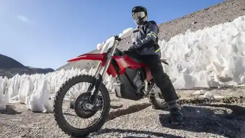 Imagen 1 de La extraordinaria moto eléctrica que acaba de batir un récord mundial en un volcán activo