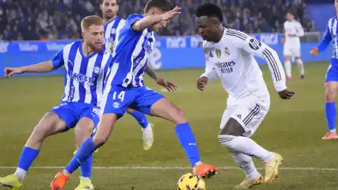 Imagen 1 de Gran enfado en el Real Madrid con el arbitraje ante el Alavés pese a la victoria: "Penalti claro a Vinícius, no nos sorprende"