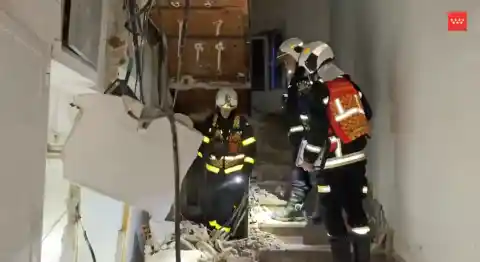 Imagen 1 de Una explosión en una vivienda en Moraleja de Enmedio (Madrid) provoca graves daños en el edificio y obliga a rescatar a tres vecinos