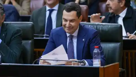 Imagen 1 de Moreno se quedaría al borde de la mayoría absoluta tras la crisis de los cribados, según el CIS andaluz