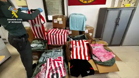 Imagen 1 de Detenido un hombre tras intervenirle más de 2.000 equipaciones falsas del Athletic Club valoradas en 132.000 euros