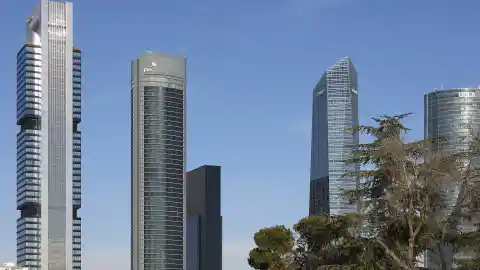 Imagen 1 de Desalojan la torre Foster de la Castellana en Madrid por un incendio