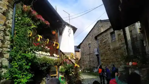 Imagen 1 de La pequeña aldea de Portugal a un paso de Galicia con casas de piedra y balconadas de madera donde reina la paz