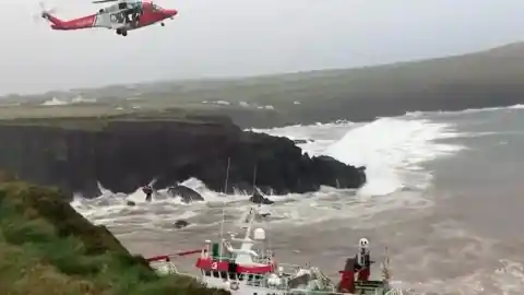 Imagen 1 de Rescatados los 14 tripulantes gallegos de un pesquero encallado en Irlanda