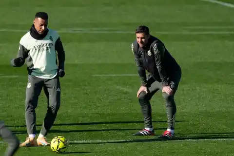 Imagen 1 de Xabi Alonso pide ayuda para Kylian Mbappé tras su frenazo goleador