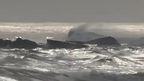 Imagen 1 de Buscan a 3 tripulantes de un pesquero que naufragó en la desembocadura del Miño