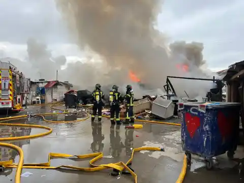 Imagen 1 de Los bomberos trabajan en el incendio de varias chabolas en el distrito madrileño de Fuencarral-El Pardo