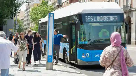 Imagen 1 de Los buses por el corte de la Línea 6 de Metro de Madrid se mantendrán "unos días" tras reabrirse el arco este