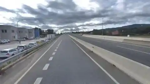 Imagen 1 de Cortada la C-17 en Montcada tras el choque de un camión contra un puente