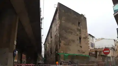 Imagen 1 de Girona inicia el derribo del polémico edificio de la calle Tomàs Mieres