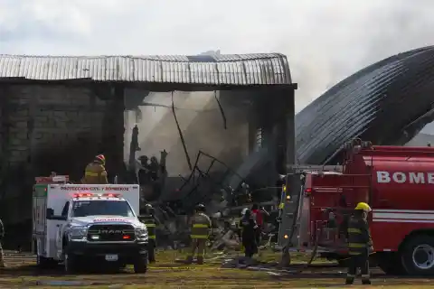Imagen 1 de Al menos seis muertos al estrellarse una avioneta cerca del aeropuerto de Toluca