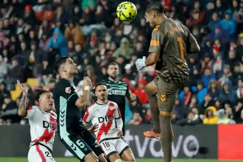Imagen 1 de El estilo del Rayo desorienta a un Betis de muy poco fútbol