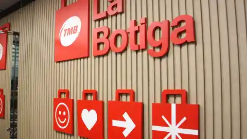 Imagen 1 de Tazas, sudaderas del metro, imanes...: TMB abre una tienda física con merchandising en la parada de Sagrada Familia