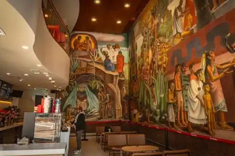 Imagen 1 de La cafetería más bonita del mundo con murales, deidades y donas seduce a Ciudad de México