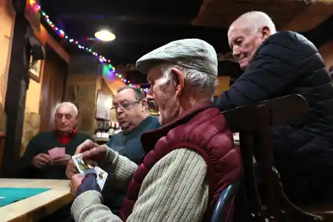 Imagen 1 de Las elecciones extremeñas desde una partida de tute: “El pueblo se va apagando y ya solo quedamos para el veraneo”