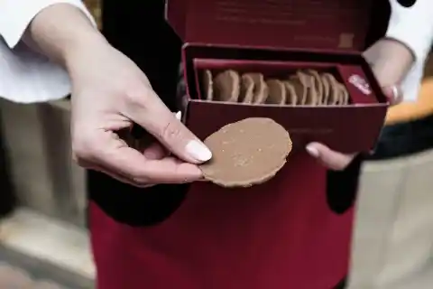 Imagen 1 de Así se hacen las moscovitas: las galletas de chocolate y almendra de Oviedo que conquistan el mundo (y la cesta de Navidad de Inditex)