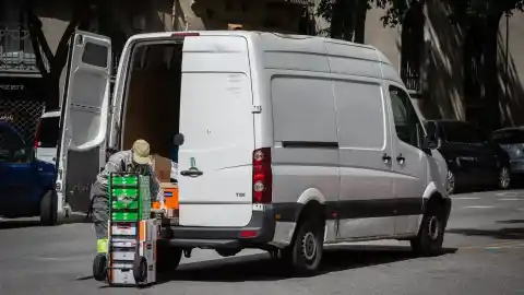 Imagen 1 de Las plazas de carga y descarga poco utilizadas se liberarán para los vecinos y los vehículos eléctricos podrán dejar mercancías de noche