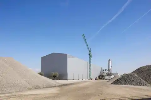 Imagen 1 de Una nave en Lleida, una capilla en Chile o un antiguo cine en Kazajistán: así es la guía que desvela la geografía secreta del arte contemporáneo