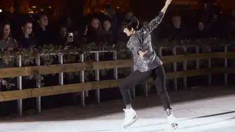 Imagen 1 de El lujoso hotel del centro de Madrid que alberga una increíble pista de hielo en la que se puede patinar por 24€