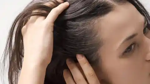 Imagen 1 de La solución temporal y rápida para tapar canas en casa cuando no tienes tiempo para tintes