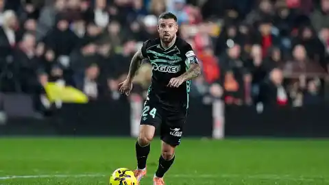 Imagen 1 de Aitor Ruibal estalla contra un aficionado en Vallecas que le mandó a pintarse las uñas: "Ale, homófobo"