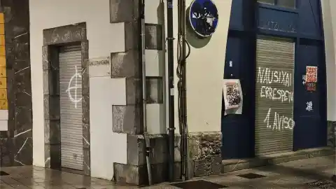 Imagen 1 de Realizan pintadas con una diana en la comisaría de la Policía Municipal de Ondarroa