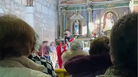 Imagen 1 de Un sacerdote se hace viral por recitar a Extremoduro en misa: "Es lo que el Concilio Vaticano II llamaba las semillas del verbo"