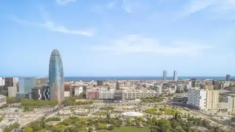 Imagen 1 de Veinte años de Torre Glòries: un símbolo que transformó el ecosistema urbano