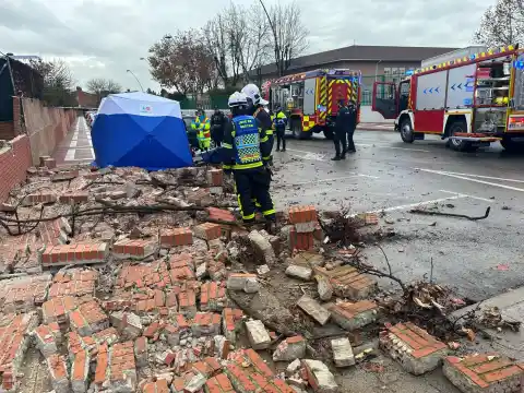 Imagen 1 de Dos peatones heridos al derrumbarse el muro de 20 metros cuadrados de un chalé en Getafe