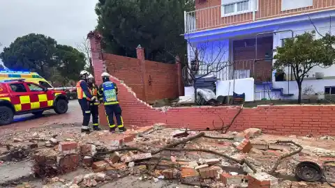Imagen 1 de Dos personas heridas tras caerse un muro de 20 metros en un chalet de Getafe