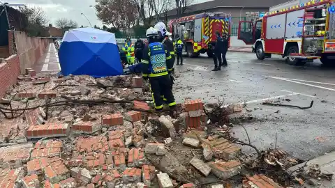 Imagen 1 de Heridos graves dos peatones al derrumbarse sobre ellos el muro de un chalet en Getafe